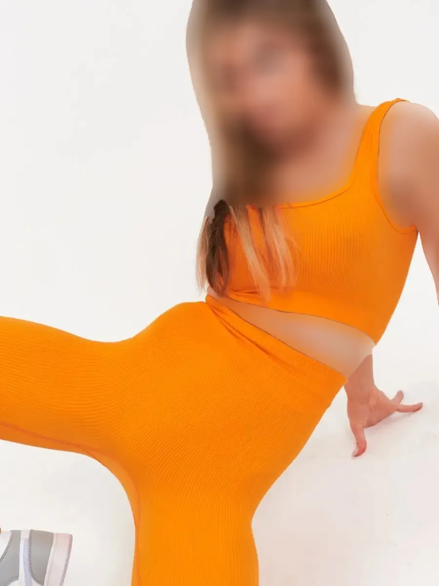 ست نیم تنه و شلوارک ورزشی زنانه طرح کبریتی لی‌لی رنگ نارنجی
