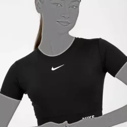 کراپ ورزشی زنانه مدل Nike استفاده از پارچه نرم و قابل تنفس که در طول تمرین احساس راحتی ایجاد می‌کند.